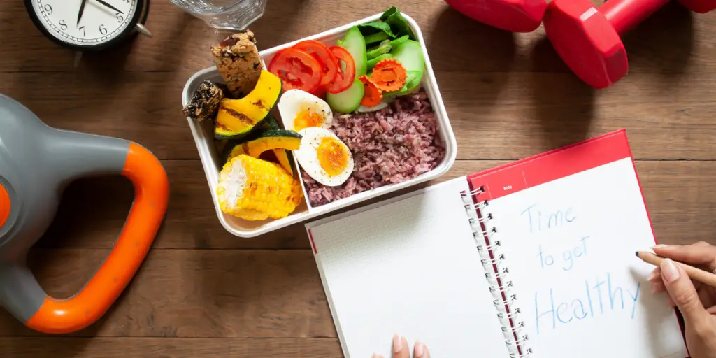 Une femme prend des notes pour être en meilleure santé grâce aux conseils fournis par dietplus.