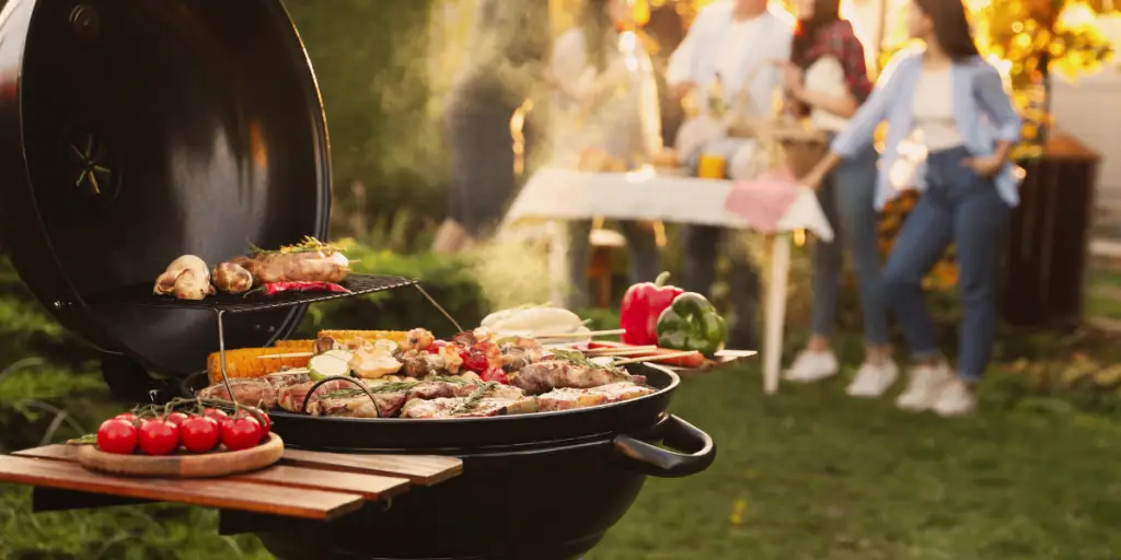 Des amis faisant un barbecue bien garni de nourriture