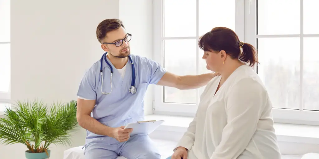 Un médecin annonce une mauvaise nouvelle à une patiente en surpoids
