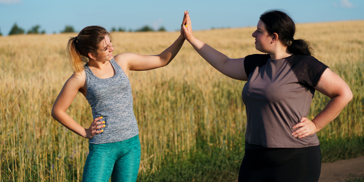 Deux femmes se tapent dans la main après une séance de sport.