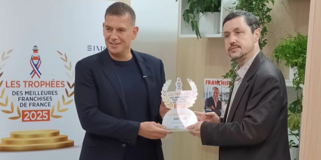 Philippe Langohr, président de dietplus, reçoit le trophée de meilleure franchise à Franchise expo en 2025.