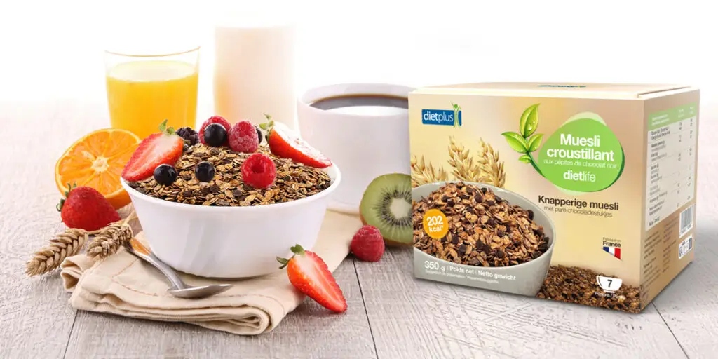 Une table de petit-déjeuner avec un bol de muesli dietplus