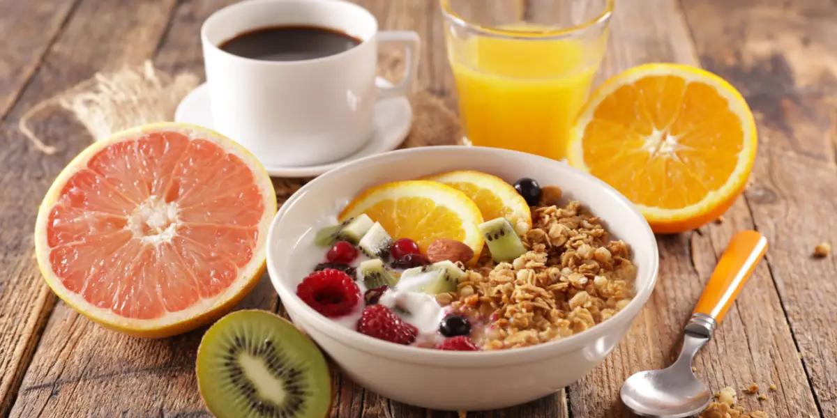 Petit-déjeuner comprenant du muesli dietplus, du café et des fruits