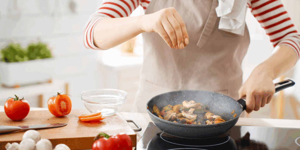 Une femme cuisine un plat équilibrée en suivant le programme dietplus