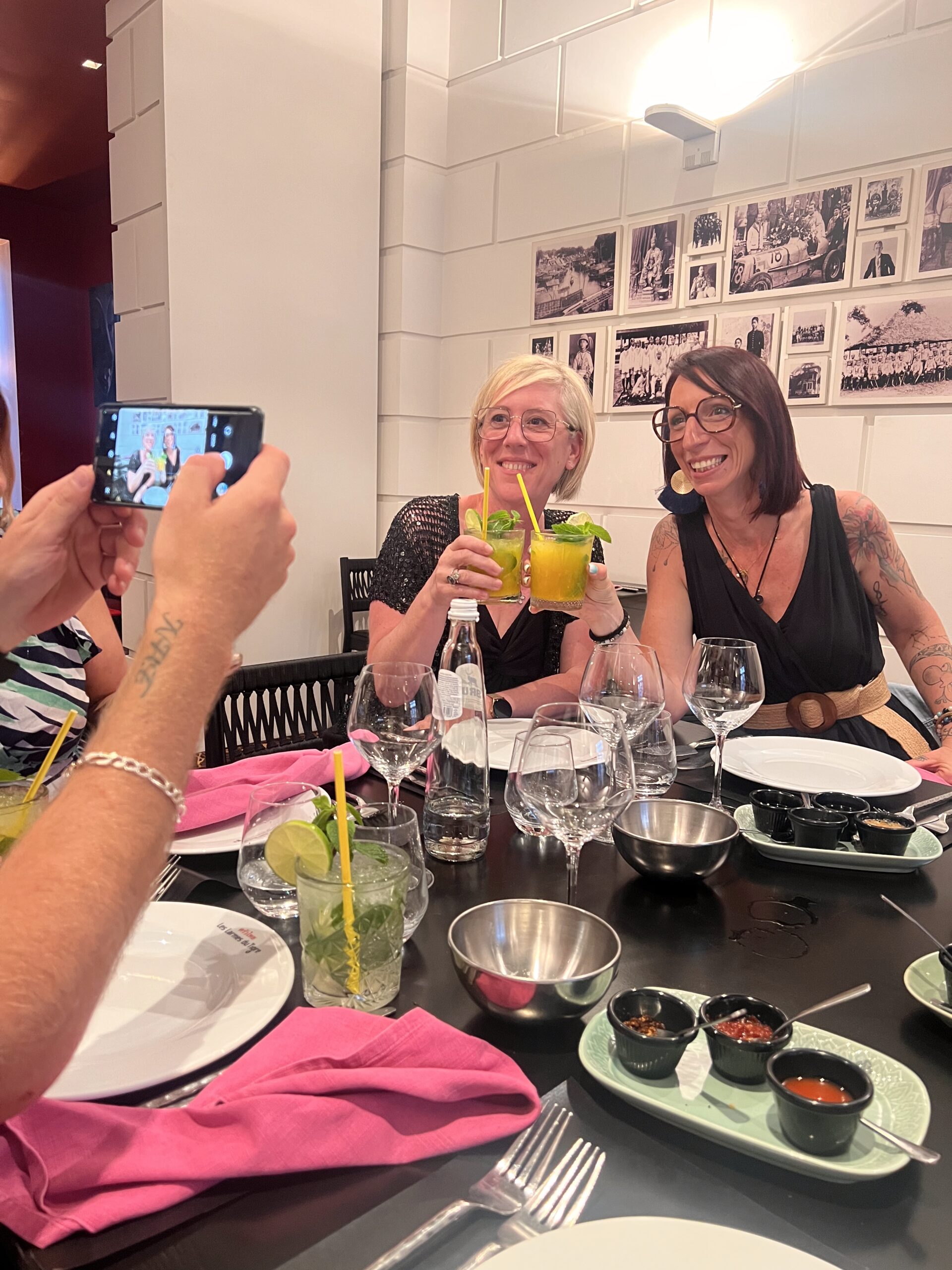 Céline et sa coach Patricia trinquent après une belle journée de shooting.