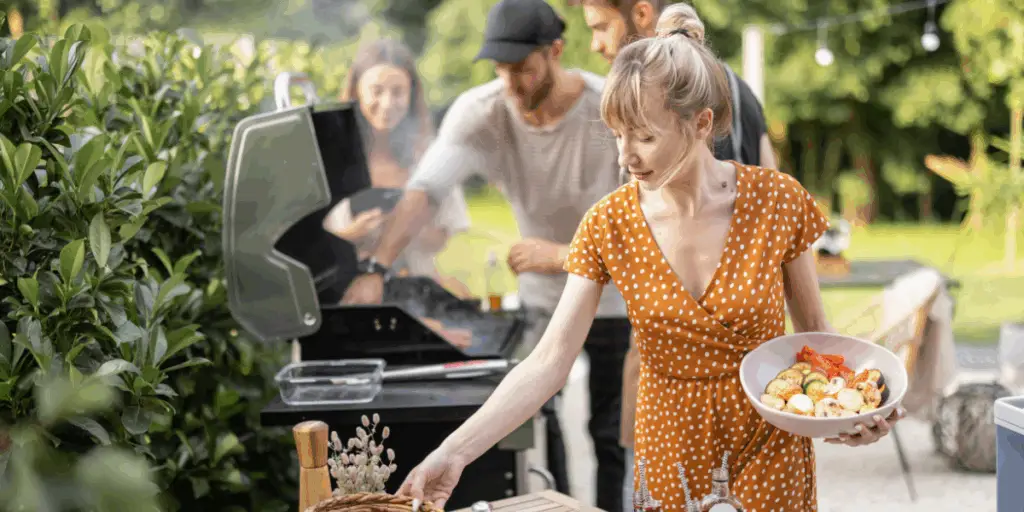 Une femme prépare un barbecue léger avec ses amis.